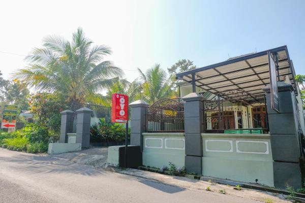 Griya Kinanthi Family by OYO Rooms, จอง โรงแรม เคดิริ East Java