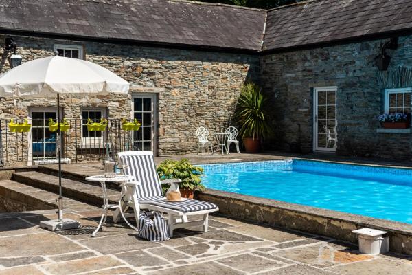 Ardnavaha House Poolside Cottages - see site, จอง บ้านพักตากอากาศ Clonakilty County Cork