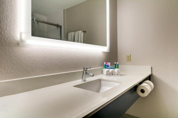 Holiday Inn Express Hotel & Suites Live Oak, จอง โรงแรม Live Oak ฟลอริดา