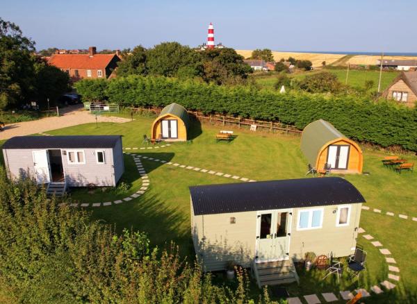 Lanterns Shepherds Huts & Glamping, จอง ลานตั้งแคมป์ แฮปปีสเบิร์ก The Broads