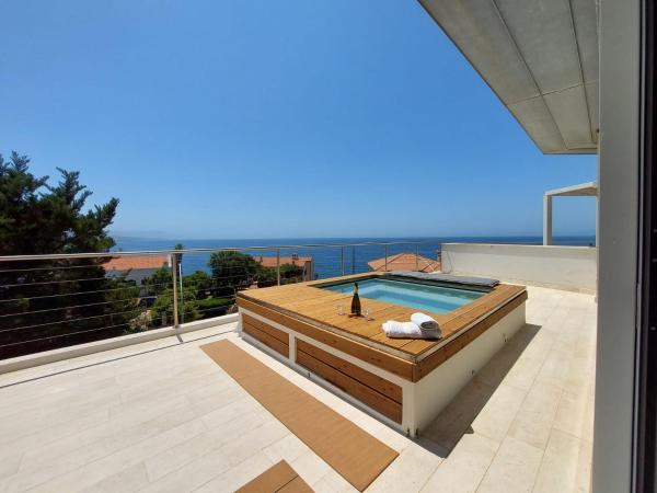 Luxury Seafront Villa with Rooftop Pool & Stunning Sea Views, จอง วิลล่า Fertilia Sardinia North