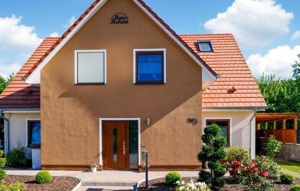 Amazing Home In Klütz With Kitchen, จอง บ้านพักตากอากาศ Kluetz Mecklenburg-Pomerania