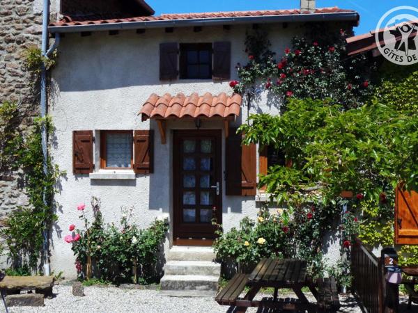 Gîte charmant avec WIFI et terrasse, à 15 min de Saint-Étienne - FR-1-496-41, จอง บ้านพักตากอากาศ Saint-Chamond ปารีส