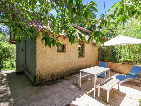 Cottage in Bourgnac with Whirlpool, จอง บ้านพักตากอากาศ Bourgnac White Perigord