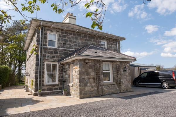 Church Farmhouse - Castle View (4 bedroom) & Church View (2 bedroom), จอง  Castletown Isle of Man