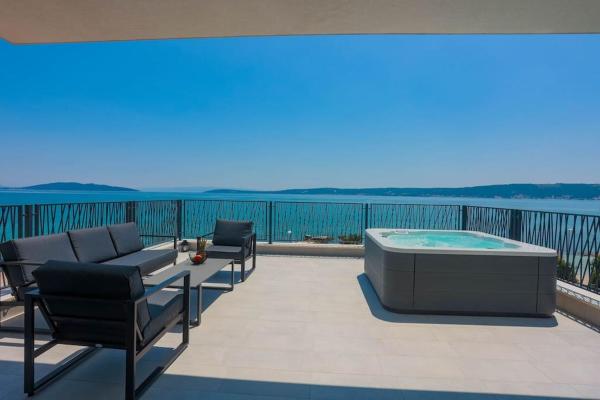 Beachfront Villa Sol&Mar with heated pool and jacuzzi, จอง  Kastel Stafilic Kastela