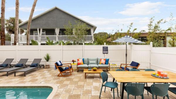 Sleeps 18! Pool, Hottub, Game Room, Blocks to Beach Vilano Villa by Avantstay, จอง วิลล่า เซนต์ออกัสติน Saint Augustine Area