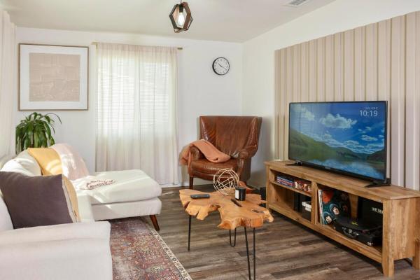Central Modern All-In-One Home, จอง  Lakewood California