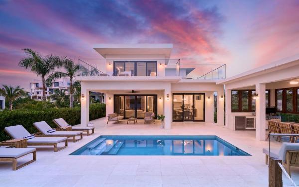 Sunny Bay Estate Villa 4 Bedroom Waterfront, จอง  โพรวิเดนซิเอลส์ หมู่เกาะเติกส์และหมู่เกาะเคคอส