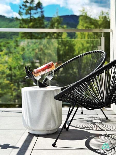 A GDYBY TAK RZUCIĆ WSZYSTKO I WYJECHAĆ W GÓRY - APARTAMENTY SZYNDZIELNIA 2 POKOJE & BALKON & PARKING & ROWEROWNIA WORKATION Home OFFICE, จอง  บีเอสโก-เบียวา Little Beskids