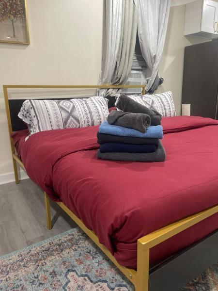 New 4 Apts-198-3 Bed Apt 1st Floor & 3 Bed Apt 2nd Floor - 1 Bed Studio Apt Ground Floor & 1 Bed Studio Apt Ground Floor near Penn Station EWR Newark NJ Airport Hospital Manhattan NYC, จอง  Newark North Jersey