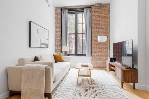 Blueground Ukrainian Village view nr Tompkins Square Park NYC-2072, จอง  Lower East Side นิวยอร์ก