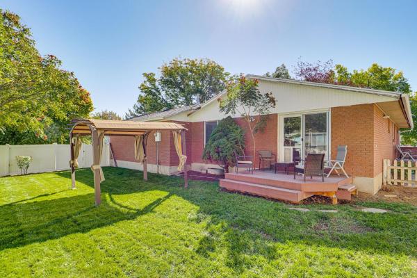 2 Mi to Gardner Village Family Gem with Fenced Yard, จอง  West Jordan Salt Lake County