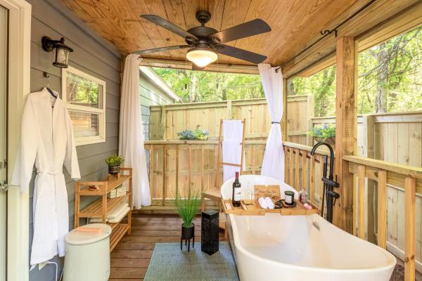 The Small Modern Villa Outdoor Tub-Unit B, จอง  Madison แอละแบมา
