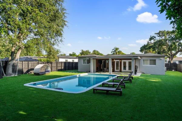 Tropical 4BR Villa with Pool, BBQ & Mini Golf Fun, จอง  Gold Coast Heliport ฟลอริดา