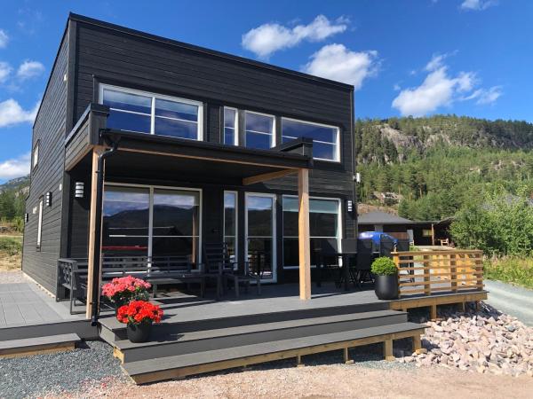 Modern lakehouse with jacuzzi & sauna, near golf and alpine, จอง บ้านพักตากอากาศ Vradal Vestfold
