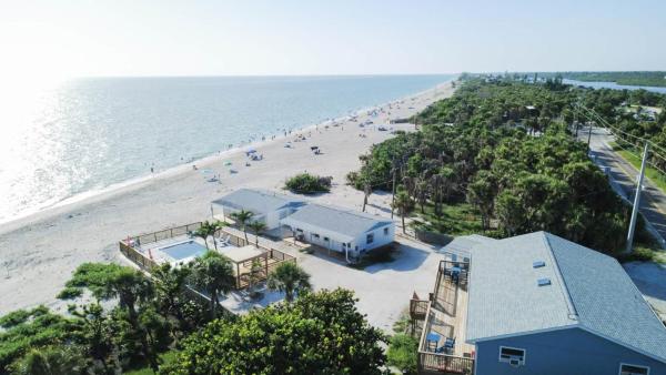 Seafarer Beach Resort - Ocean View with a Pool on the Beach, จอง  Englewood ฟลอริดา