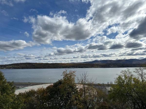 Hudson Valley Top Getaway with a River View, จอง  นิวเบิร์ก Hudson Valley