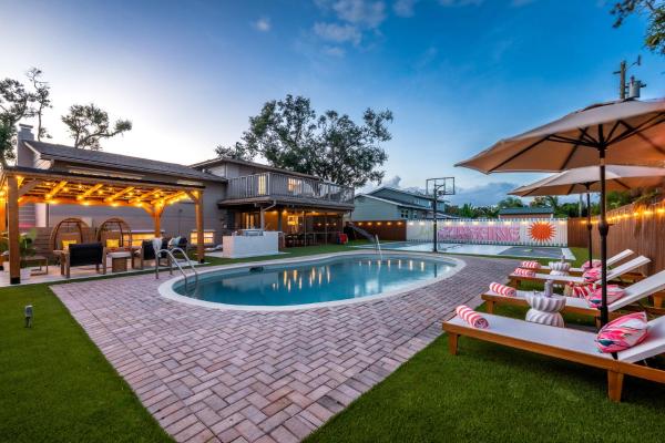 Casa Palmera Family Villa 5 Minutes to the Beach with Heated Pool and Outdoor Cinema, จอง  Seminole ฟลอริดา