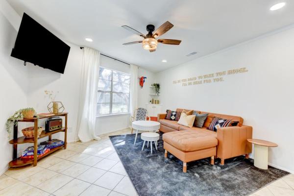 Downtown - Shiner Bungalow at Beer Ranch Project, จอง  Wimberley Texas Hill Country
