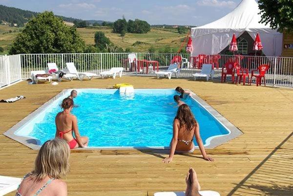 ZEcamping 3 dog friendly piscine chauffée en bordure de l’Allier, จอง  เลสเปรง Languedoc-Roussillon