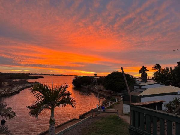 Pelican Point Waterfront Resort, จอง  Carnarvon Shark Bay Australia
