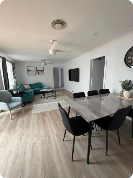 3BR Guesthouse w Sunroom Near Stanhope Leisure, จอง  Glenwood นิวเซาท์เวลส์